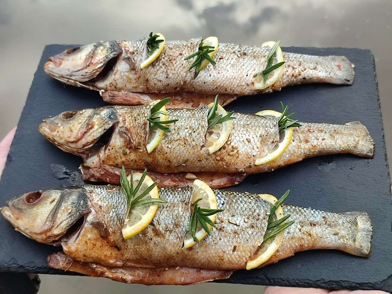 Сибас в средиземноморском маринаде, потрошенный, в/у (вес) Мясо или рыба 920 фото